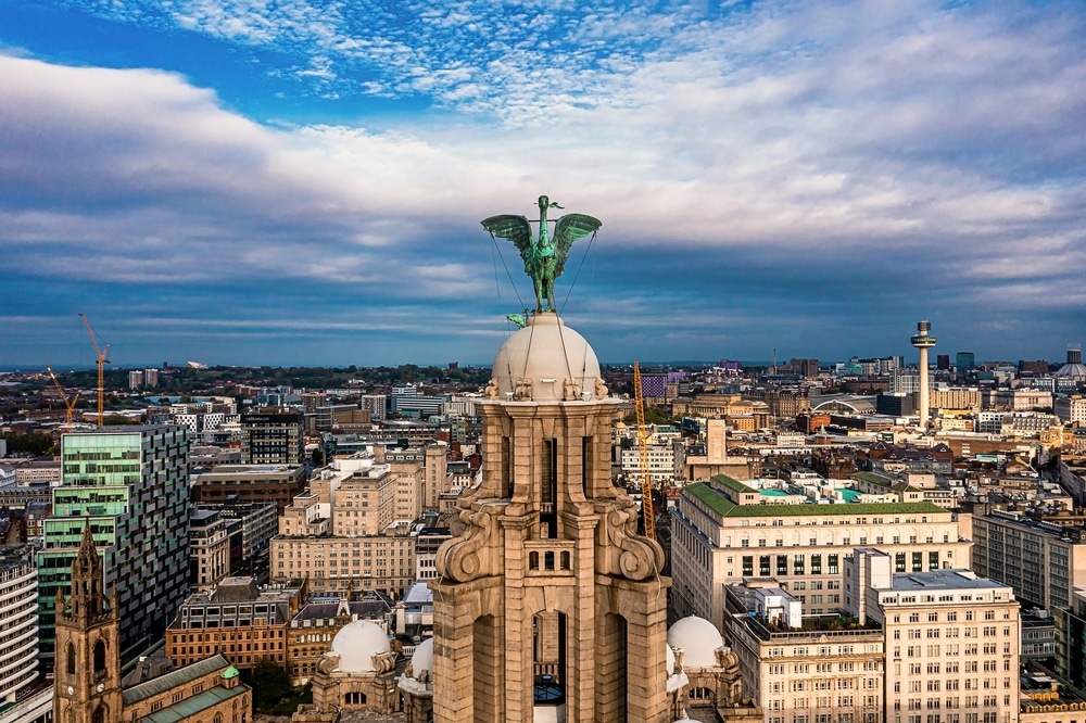 A view of Liverpool´s Royal Liver Building and surrounding buildings from above.